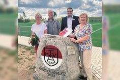 Die Ostholsteiner „Moin! Vereinsheldin des Monats Juni“ Sibylle Steen mit Jürgen Fischer (Beisitzer des Kreissportverband), Timo Stich (Filialleiter Ahrensbök, Sparkasse Holstein) und Jutta Voigt (2. Vorsitzende des Kreissportverband).