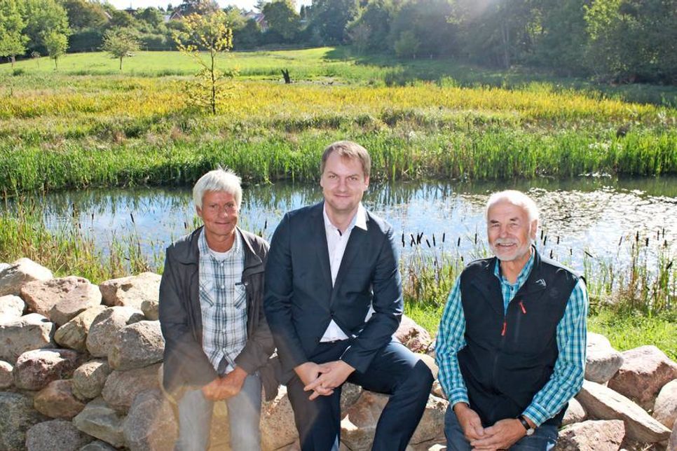 Inmitten des idyllischen Naturerlebnisraumes: Joachim von Drigalski von der Unteren Naturschutzbehörde, Jörg Weiße und Dieter Achtenberg (v. lks.).
