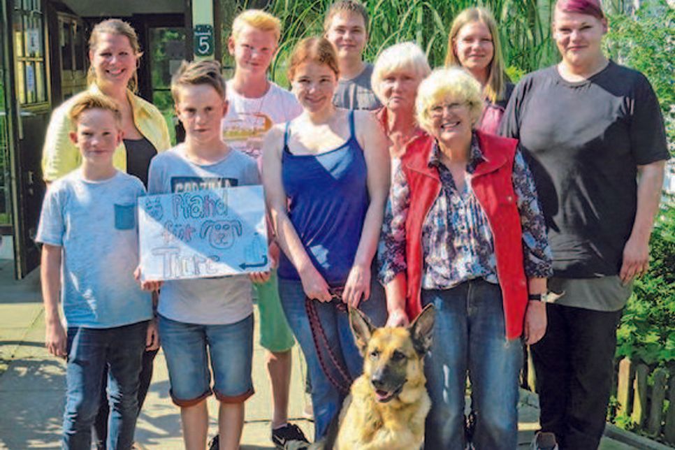 Die Pönitzer Schüler übergeben bereits zum zweiten Mal gesammeltes Pfandflaschen Geld an das Eutiner Tierheim – Nutznießerin ist diesmal Schäferhunddame Lynn.
