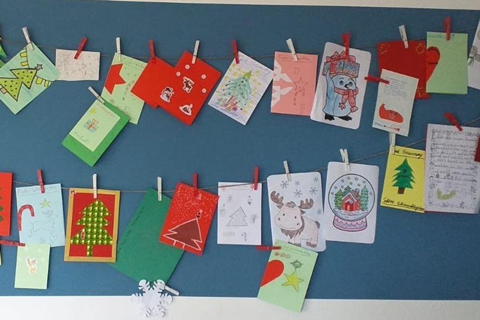 Über viele bunte Weihnachtsgrüße dürfen sich die Senioren nun freuen.
