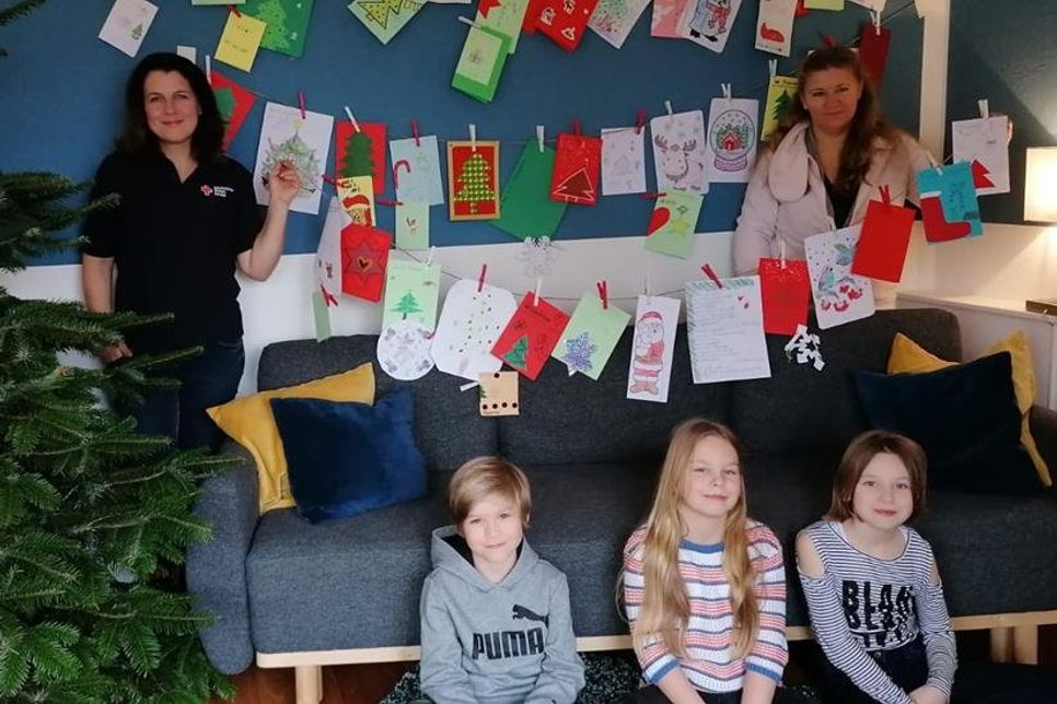 Die Kinder der Grundschule Neustädter Bucht haben Weihnachtsgrüße für die Bewohner des DRK Pflegeheims Eutin erstellt, die stellvertretend für die Klasse von Thiara Reichert, Emma Ewald, Paul Marten (vorne v. lks.) und Frau Soroka an das DRK Pflegeheim in Eutin, vertreten durch Melaniue Ewald (lks.) überreicht wurden.