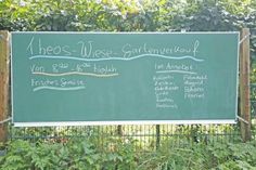 Auf der Gartentafel steht immer, was es bei Theos Wiese aktuell im Angebot gibt.
