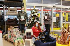 Katrin Steuernagel vom Tierheim Eutin, Laura Veldkamp vom Futterhaus mit ihrem Schäferhund Thaddaeus sowie Jolina Schessnick vom Tierheim Lübbersdorf (v. lks.) freuen sich über die große Spendenbereitschaft der Kunden.