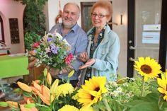 Hans-Werner Staack in seinem Blumenfachgeschäft mit Kundin Hannelore Freund, die dort seit 35 Jahren Blumen kauft.