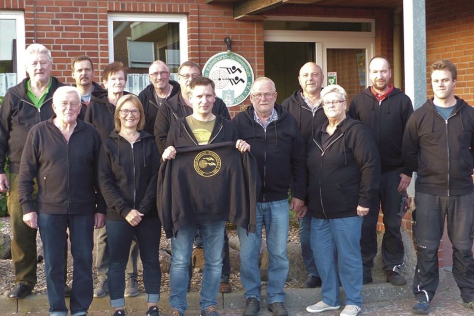 Die Sportschützen freuen sich über die Spende der Firma Rohr Frei aus Heiligenhafen. Dadurch wurde der Erwerb neuer Vereinsjacken erleichtert.