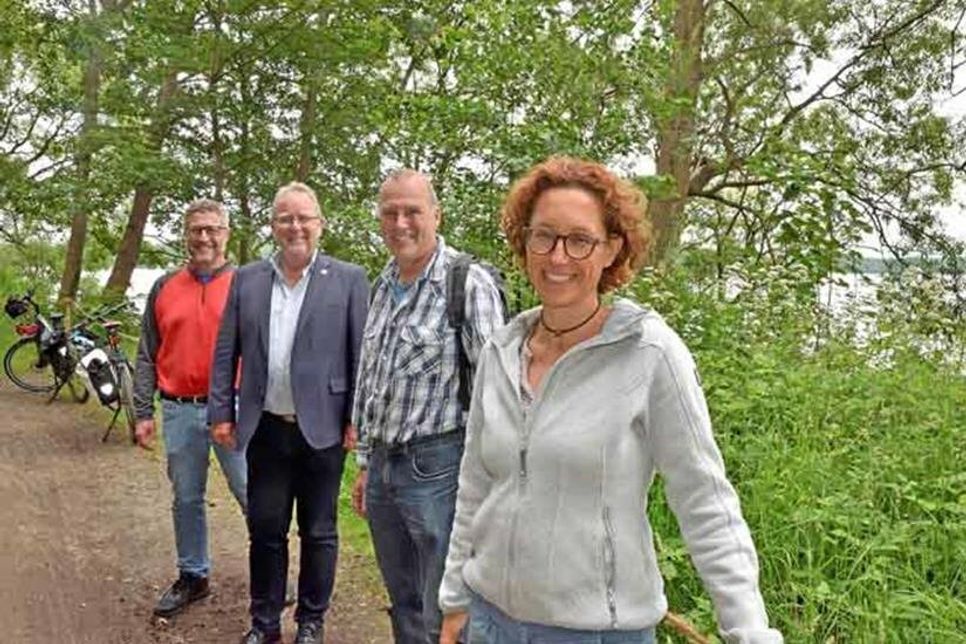 Plädieren für Rücksicht am Ufersaum: Umweltfachkraft Beate Duwe, Fritz Heydemann, stellvertretender NABU Landesvorsitzender, Bürgermeister Lars Winter und Heiner Rausch, Leiter des Baubetriebshofs der Stadt Plön (v. r.).