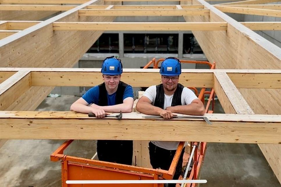 Auszubildende wie Marvin Wilschewsky (lks.) und Jannis Klann von der Neustädter Firma Walter Hoffmann Bauges. mbH sind eingeladen, mit einem Segen in den Beruf zu starten.