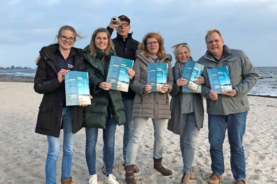 Das Gastgeberverzeichnis ist wie im letzten Jahr in Zusammenarbeit mit der Werbewerkstadt, Ralf Suhr und der Firma Svenja Muchow, Druck und Medien entstanden und ab sofort in allen Tourist-Informationen innerhalb des Ostseeferienlandes erhältlich sowie online unter www.ostseeferienland.de bestellbar.