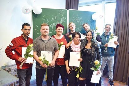 Die einjährige Altenpflegehilfeausbildung bestanden haben: Obida Al Rasheed, Michelle Bachus, René Becker, Tarmo Dotschkat, Mariola Anna Hübscher-Balzer (Prüfungsbeste), Joscha Lowitz, Sarah Meyer, Sven Martin Urbanek.