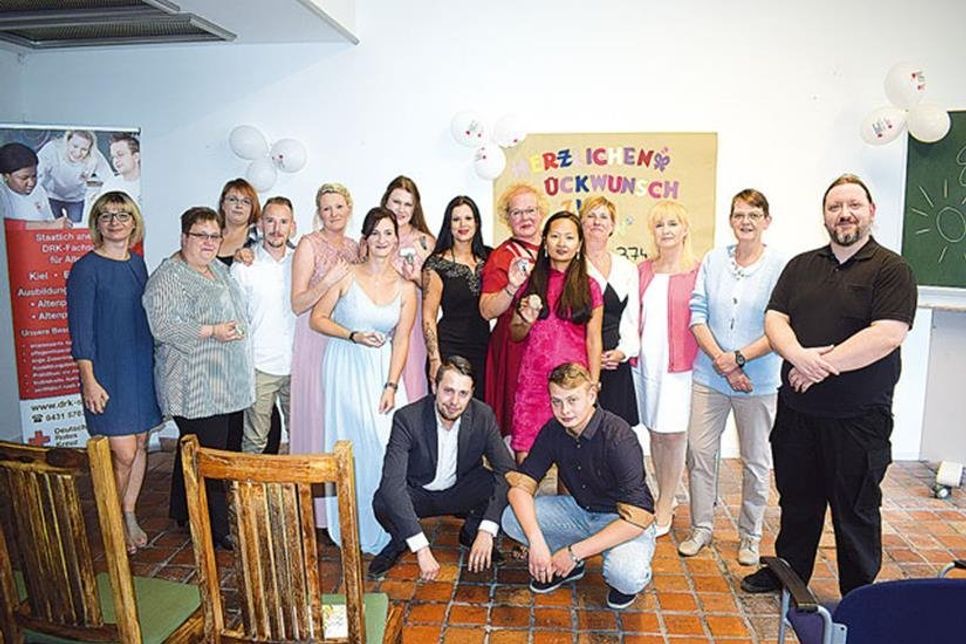 Die dreijährige Altenpflegeausbildung bestanden haben: Denise Böcker, Arleta Cinar (Prüfungsbeste), Sandra Fredrich, Burkhard Freihof, Giulia Friemann, Jaqueline Funk, Cornelia Gerth, Beatrix Grimm, Stanis Klagin, Marzena Kosowski, Oliver Kraack, Reiner-René Krüger, Sabina Lama, Heike Petersen, Jenna Robin Schlichting, Sarah Steinke.