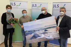 Ein Bild von der Ostsee (fotografiert von der Neustädterin Finja Petersen) für das neue Büro. Margret Tamkus-Kattoll (lks.), Rolf Bohl (2. v. re.) und Andreas Beer (re.) verabschieden Werner Hendricks (2. v. lks.).