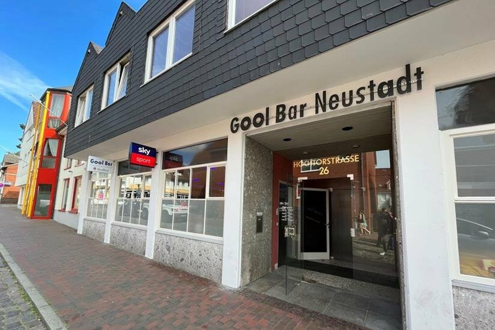 Die neue Sport-Bar und Fußball-Kneipe befindet sich direkt in der Innenstadt von Neustadt und ist nur wenige Schritte vom Marktplatz entfernt.