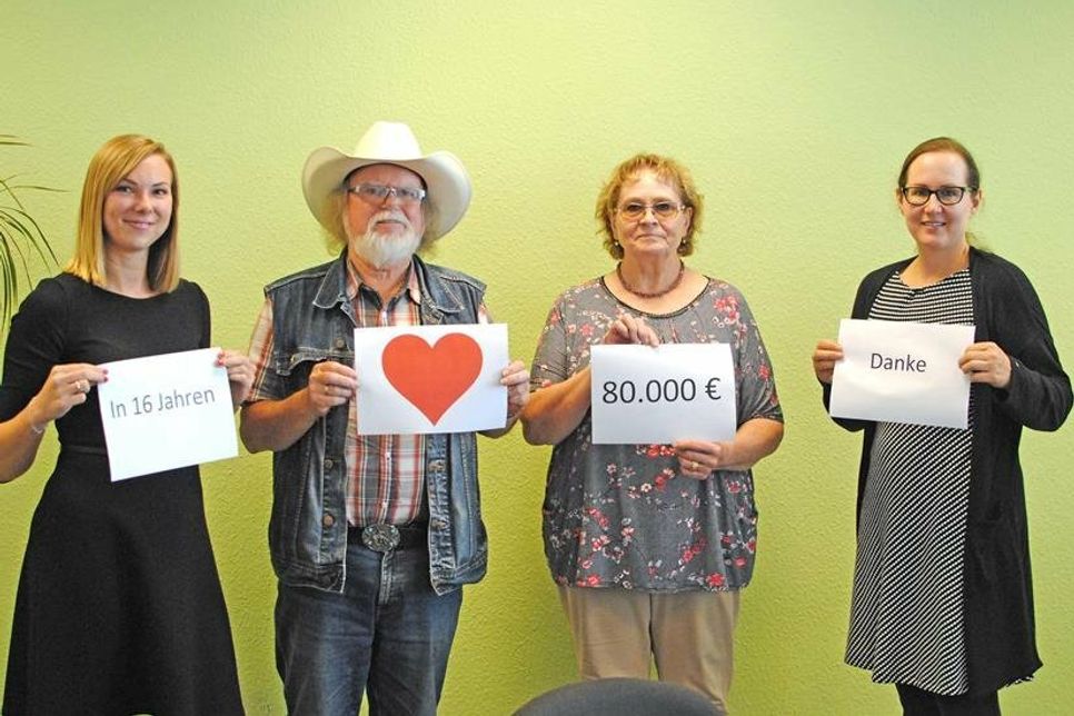 Von Herzen dankbar für 16 Jahre gemeinsamer Unterstützung: (v.l.) Vanessa Boy, Geschäftsführerin der Schleswig-Holsteinischen Krebsgesellschaft, Rosi und Uwe Göllner (Country und Line Dance Gruppe Kiel) und Dr. med. Katharina Kähler, erste Vorsitzende der Schleswig-Holsteinischen Krebsgesellschaft.