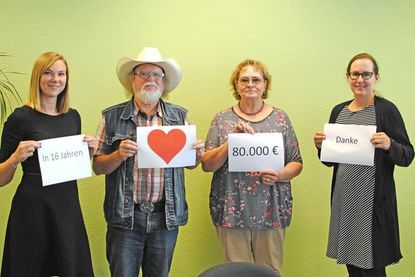 Von Herzen dankbar für 16 Jahre gemeinsamer Unterstützung: (v.l.) Vanessa Boy, Geschäftsführerin der Schleswig-Holsteinischen Krebsgesellschaft, Rosi und Uwe Göllner (Country und Line Dance Gruppe Kiel) und Dr. med. Katharina Kähler, erste Vorsitzende der Schleswig-Holsteinischen Krebsgesellschaft.