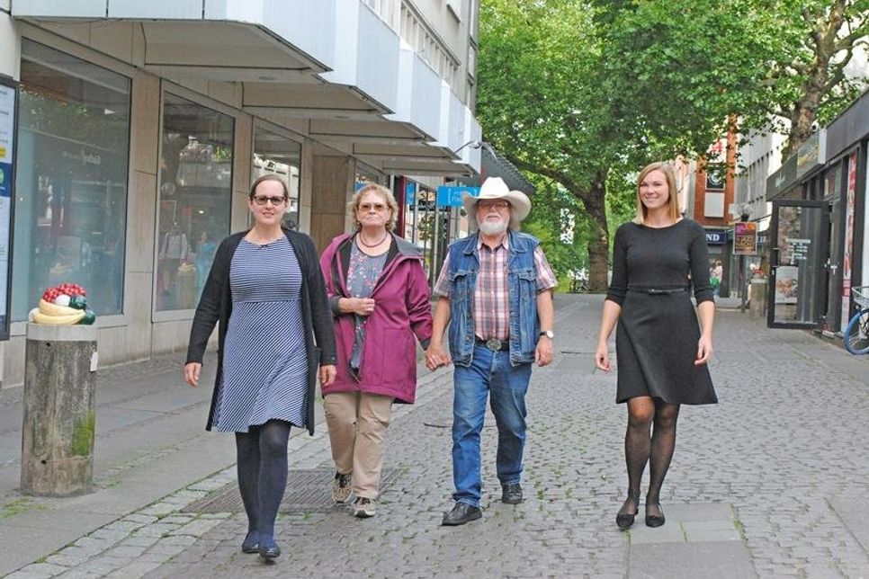 Dr. Katharina Kähler, erste Vorsitzende der Schleswig-Holsteinischen Krebsgesellschaft, Rosi und Uwe Göllner (Country und Line Dance Gruppe Kiel) sowie Vanessa Boy, Geschäftsführerin der Schleswig-Holsteinischen Krebsgesellschaft haben das gemeinsame Ziel fest im Blick, möglichst viele an Krebs erkrankte Menschen zu unterstützen