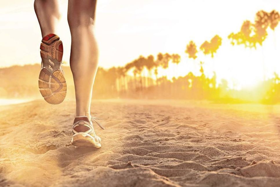 Sportschuhe bieten mit ihrem feucht-warmen Klima einen idealen Nährboden für Bakterien. Foto: djd/MDM Healthcare Deutschland GmbH/lassedesignen - Fotolia.