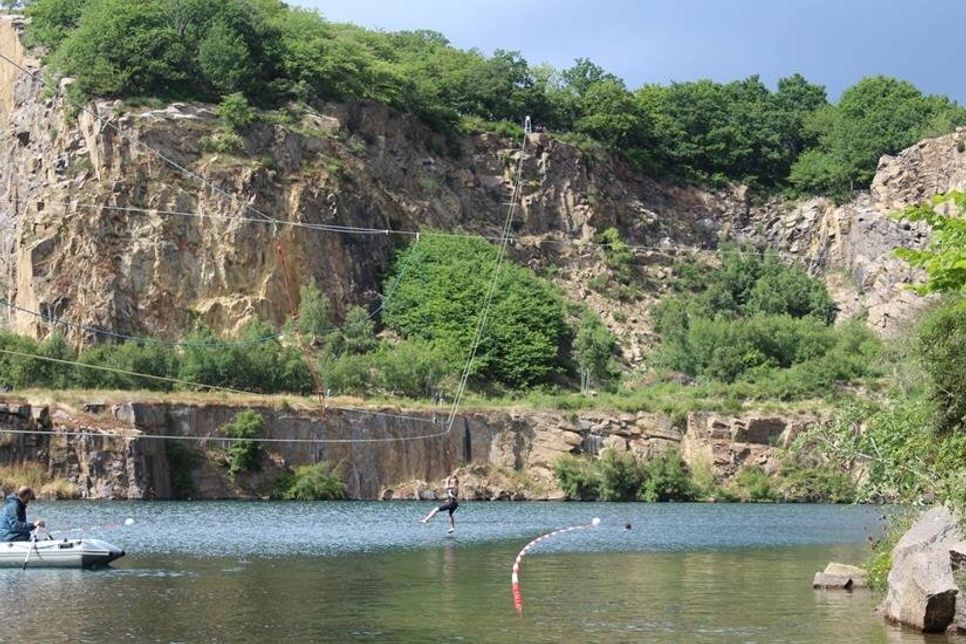 Ganz schön mutig, die längste Wasserseilbahn Dänemarks wurde von vielen heruntergerutscht.