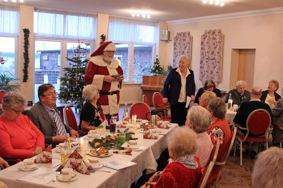 Der Weihnachtsmann alias Wolfgang Scheel begleitete den Nachmittag musikalisch. Kulturwartin Eike Meyer führte durch den Nachmittag.