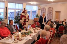 Der Weihnachtsmann alias Wolfgang Scheel begleitete den Nachmittag musikalisch. Kulturwartin Eike Meyer führte durch den Nachmittag.