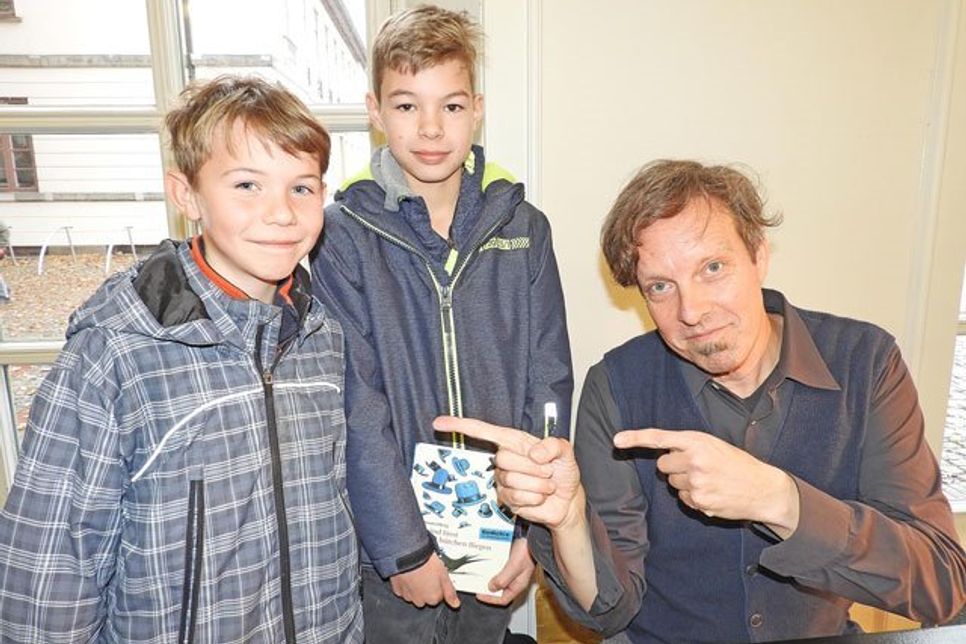 Genau genommen zieren unseren Titel diesmal drei Dichter. Wobei Arne Rautenberg für sich in Anspruch nehmen darf, sich von Berufs wegen einen Poeten zu nennen. Bei einer Lesung in der Kreisbibliothek im Rahmen der 35. Kinder- und Jugendbuchwochen brachte er Lorin und Nick (Mitte) seine Kunst so nahe, dass den Hutzfelder Schülern selbst ein Gedicht gelang.