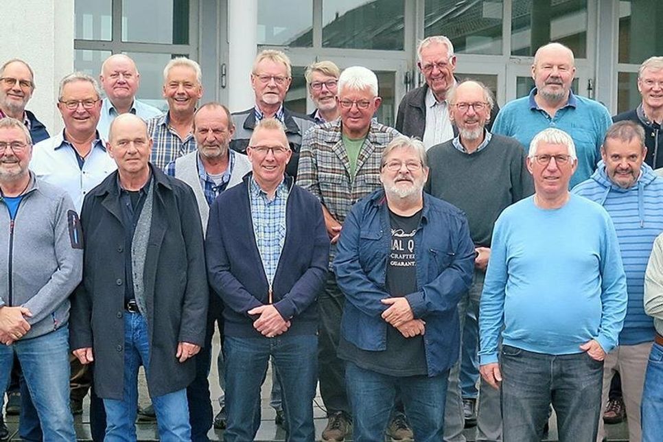 Die 26 Polizeiwachtmeister von 1973 hatten sich beim Wiedersehen auf Hubertushöhe viel zu erzählen. Peter Carstensen (1. Reihe vorne rechts) hatte die Begegnung organisiert.