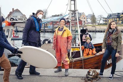 Dreharbeiten im Niendorfer Hafen: Regisseur Matthias Tiefenbacher (von links), Anneke Kim Sarnau (Heddi Böhnkamp), Kameramann Hanno Lentz, Lewe Wagner (Jannis Böhnkamp) und Zoe Moore (Eva Böhnkamp).