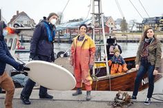 Dreharbeiten im Niendorfer Hafen: Regisseur Matthias Tiefenbacher (von links), Anneke Kim Sarnau (Heddi Böhnkamp), Kameramann Hanno Lentz, Lewe Wagner (Jannis Böhnkamp) und Zoe Moore (Eva Böhnkamp).