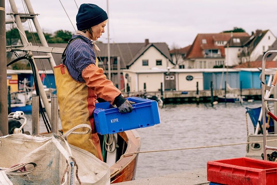 In einem Fischerdorf an der Ostsee betreibt Heddi (Anneke Kim Sarnau) einen immer schwieriger werdenden Dorschfang. Die Dreharbeiten fanden unter anderen im Niendorfer Hafen statt.