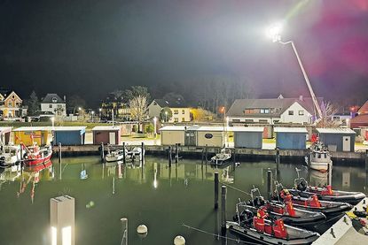 Bei den Dreharbeiten zu „Mutter, Kutter, Kind“ wurde der Niendorfer Hafen am letzten Abend auch speziell ausgeleuchtet.