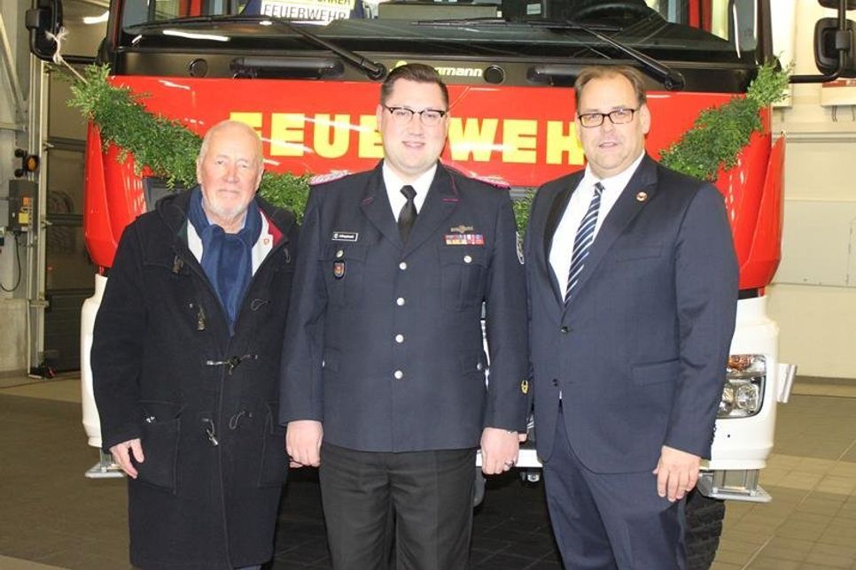 Bürgervorsteher Sönke Sela, Wehrführer Alexander Wengelewski und Bürgermeister Mirko Spieckermann (v. lks.), der den Fahrzeugschlüssel an den Wehrführer übergab.
