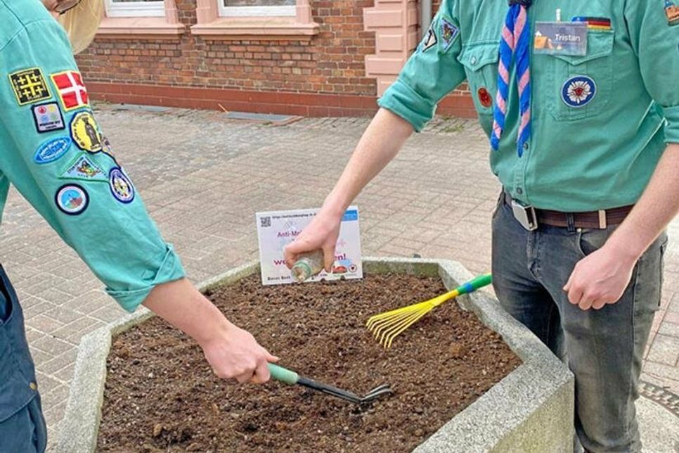 Pfadfinder-Gruppenleiter Erik Lage (l.) und Tristan Kiefer beim Ansäen.