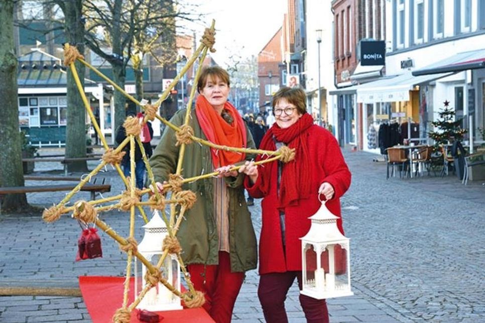 Sabine Stier von der Familienbildungsstätte und die stellvertretende Vorsitzende des Vereins Stadtmarketing Dr. Birgit Böhnke laden zu den Adventsaktionen, die mit dem Wintermärchen als Familientag am 4. Advent ihren Höhepunkt haben.