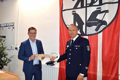 Ratekaus Bürgermeister bei der Übergabe des  symbolischen Schlüssels an Ortswehrführer Fabian Fuhrmann.