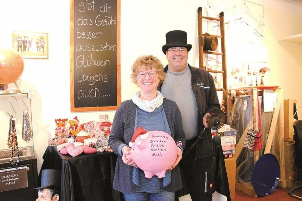 Das Team des Heikendorfer Schornsteinfegerkontors in der Dorfstraße 10 – hier Ullrich Evers und Petra Wiendlocha - wirbt für den Benefizbasar und die Punschaktion am 9. Dezember, mit deren Erlösen ein besonderes Projekt zugunsten krebserkrankter Kinder unterstützt wird.