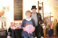 Das Team des Heikendorfer Schornsteinfegerkontors in der Dorfstraße 10 – hier Ullrich Evers und Petra Wiendlocha - wirbt für den Benefizbasar und die Punschaktion am 9. Dezember, mit deren Erlösen ein besonderes Projekt zugunsten krebserkrankter Kinder unterstützt wird.