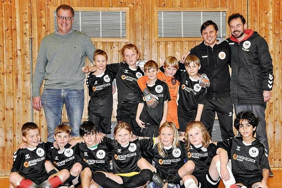 Die Fußballmannschaft der E2-Jugend des TSV Neustadt erhält Trikots von der Schön Klinik in Neustadt.