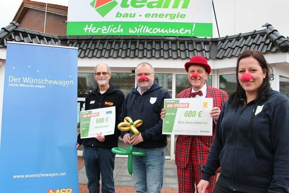 Jörg Bochnik vom Arbeiter-Samariter-Bund (ASB), Holger Werner, (Leiter des team baucenters), Gunther Veh (Klinik Clowns) und Susann Höft vom team Baucenter (v. lks.).