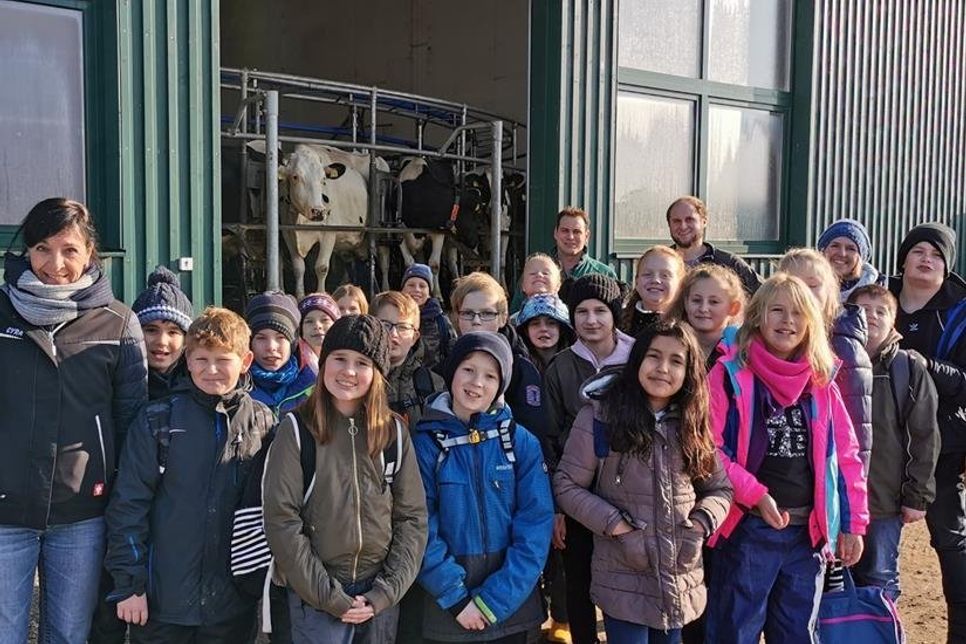 Die Schüler der 5. Klasse der Jacob-Lienau-Schule erkundeten begeistert den Milchviehbetrieb.