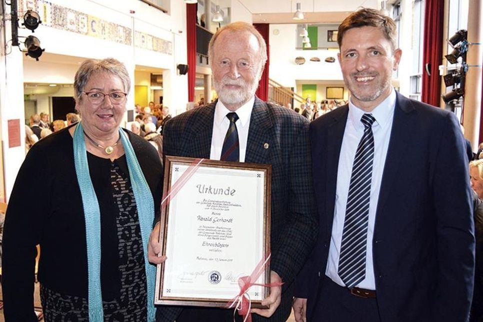 In Anerkennung seines großen und vielschichtigen Engagements für die Gemeinde Ratekau wurde Harald Gerhardt zum Ehrenbürger ernannt und nahm die entsprechende Urkunde von Bürgervorsteherin Gaby Spiller und Verwaltungschef Thomas Keller entgegen. (Foto: Stefan Setje-Eilers)