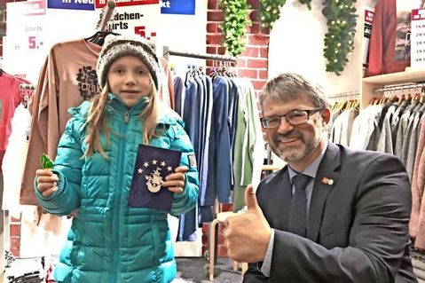 Jürgen Mohr mit der jungen Gewinnerin.