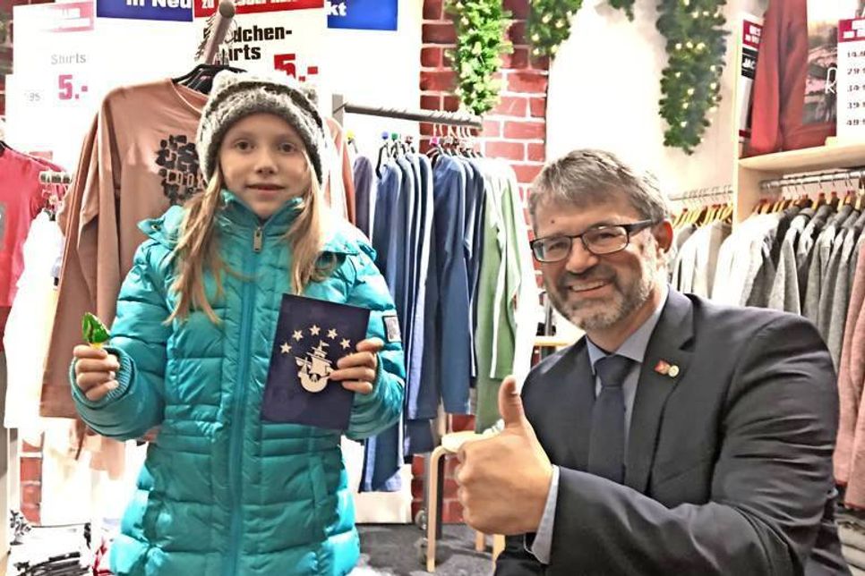 Jürgen Mohr mit der jungen Gewinnerin.
