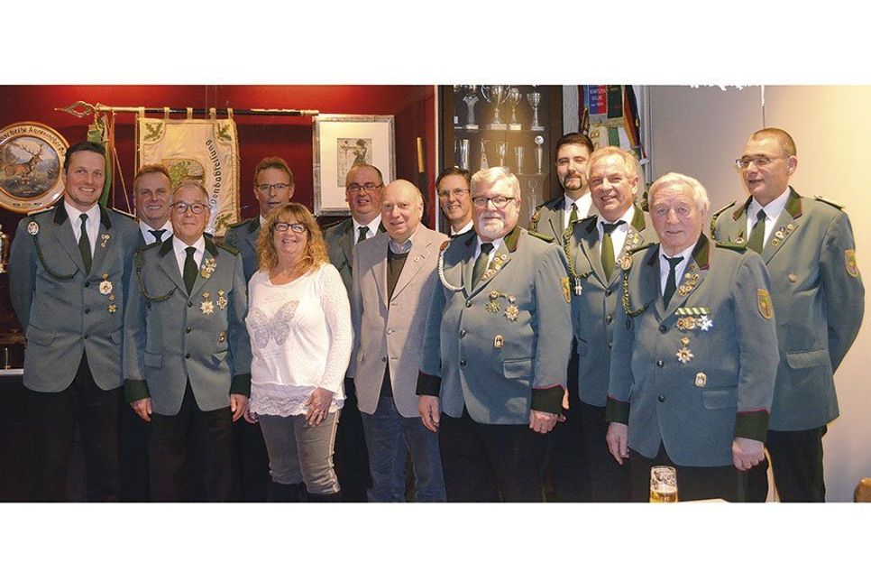 Magnus Mentz, Ullrich Groepler, Anuschca Strehse, Kurt Werkmeister, Hubert Lindau, Christian Potrafky, Otmar Persson, Michael Berlin (erste Reihe v.l.,), Thomas Hintz, Kai Reimer, Karsten Buck, Jürgen Wilcken, Christian Biel (zweite Reihe v.l.). (Foto: hfr)