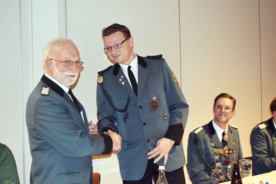 Jürgen Rosenfeldt (l.) gratuliert dem neuen stellvertretenden Vorsitzenden Björn Behnke. (Foto: hfr)