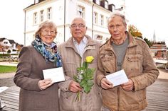 Sigmar Rohde (Mitte) bei der Spendenübergabe an Barbara Bergmann (Kinderherz e.V.) und Ingo Muuß (Orgelbauverein Niendorf/Ostsee). (Foto: René Kleinschmidt)