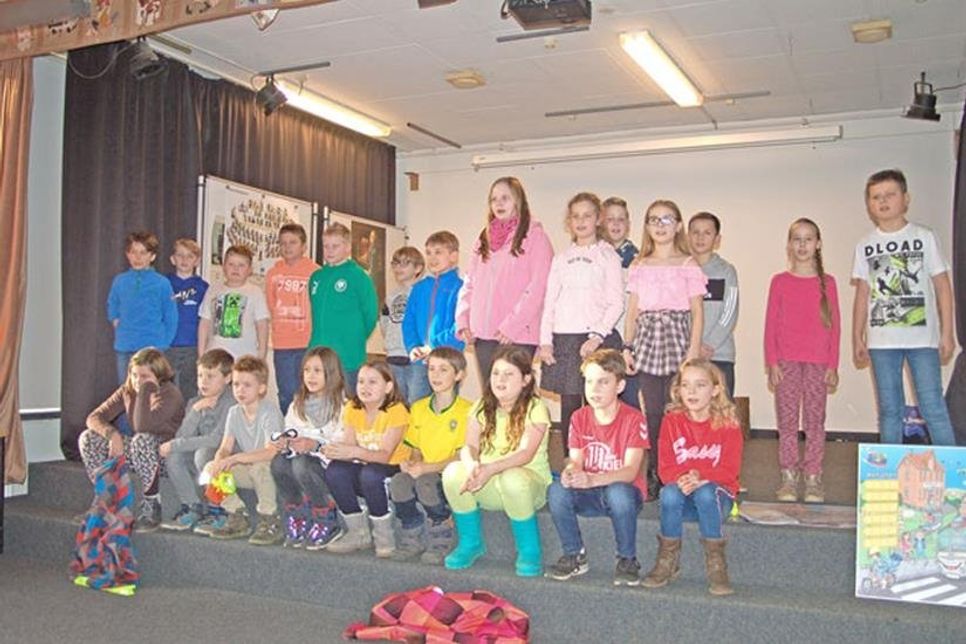 Die Klasse 4 a der Astrid-Lingren-Schule in Klausdorf ist stolz. 1000 Euro haben sie bei einem dreijährigen Verkehrserziehungs-Wettbewerb gewonnen.
