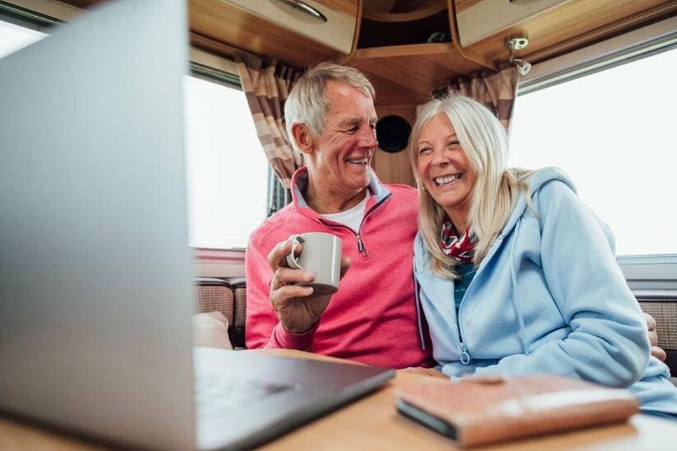 Spontan, flexibel und das Hotelzimmer immer dabei: Mit dem richtigen Equipment wird das ganze Jahr zur Urlaubssaison. Foto: djd/Webasto/Getty Images/SolStock