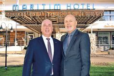 Eine Legende geht in den wohl verdienten Ruhestand: Lothar Carbuhn, stellvertretender Direktor im Maritim Seehotel Timmendorfer Strand (links), mit seinem Chef, Jochen H. Stop, General Manager, vor dem Maritim Seehotel.