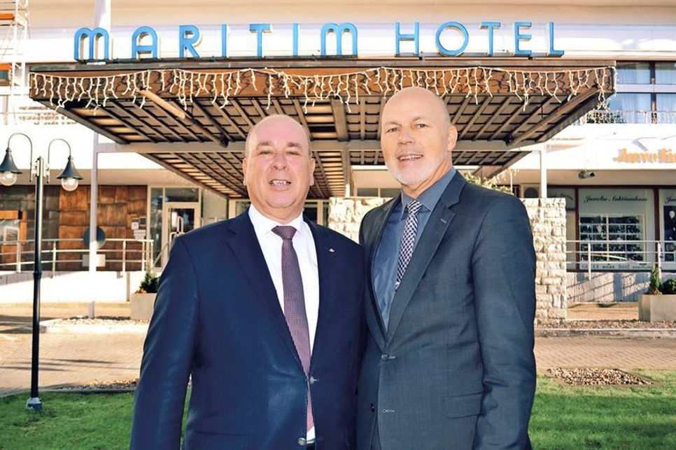 Eine Legende geht in den wohl verdienten Ruhestand: Lothar Carbuhn, stellvertretender Direktor im Maritim Seehotel Timmendorfer Strand (links), mit seinem Chef, Jochen H. Stop, General Manager, vor dem Maritim Seehotel.
