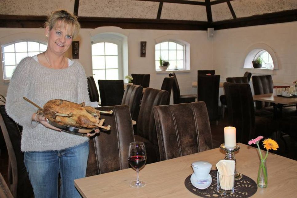 Cornelia Peuhs mit einem echten Klassiker, dem Gänsebraten.