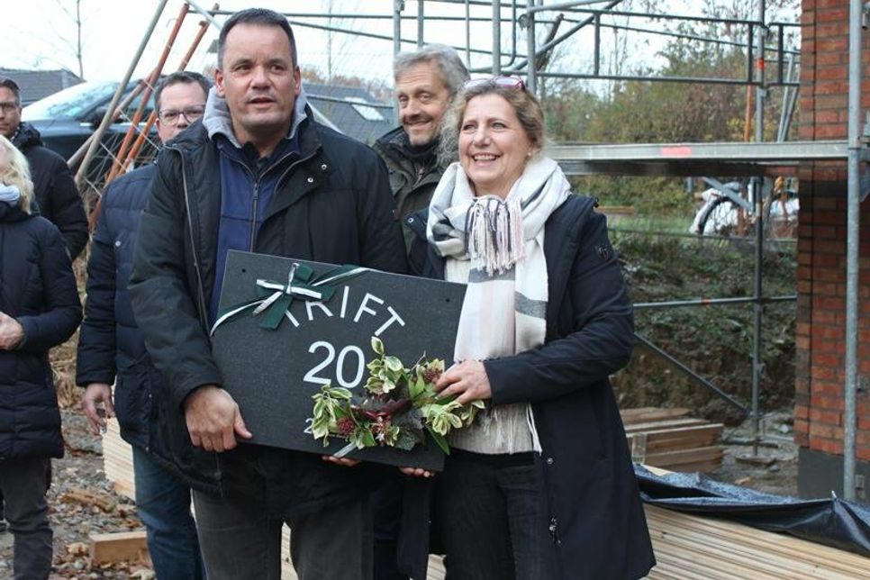 Architektin Birte Mau übergab die neue Hausnummer an Bürgermeister Mark Burmeister.